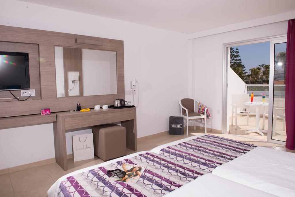 New Famagusta Hotel & Suites Ayia Napa Rum bild